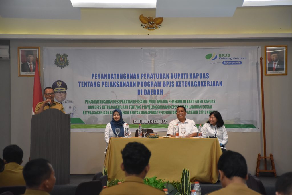  Plt Asisten I Setda Kapuas Fakhruransi membacakan sambutan tertulis Pj Bupati Kapuas, bertempat di Aula Hasupa Hotel Fovere Kapuas, Senin (16/1/2024).