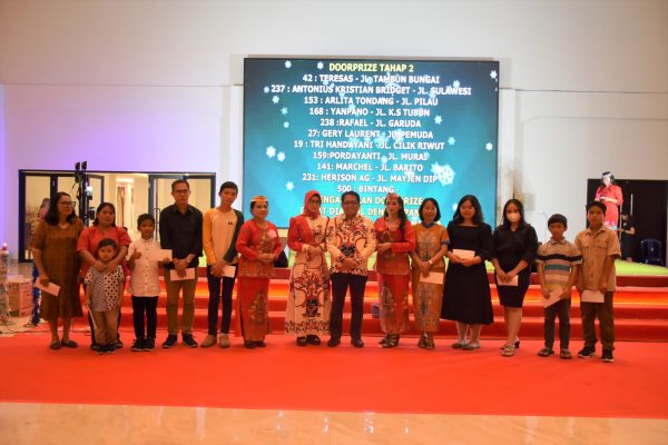 FOTO BERSAMA - Pj Bupati Kapuas Erlin Hardi berfoto bersama usai kegiatan perayaan natal gabungan Korwil, Kelompok Kerja Kepala Sekolah (K3S) dan Guru SD Kecamatan Selat di rumah jabatan Bupati Kapuas, Senin (15/1/2024).