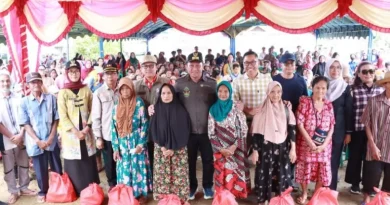 Wagub Kalteng Edy Pratowo secara simbolis menyerahkan paket sembako kepada warga di Pematang Karau, Kabupaten Barito Timur, Jumat (2/2/2024). ANTARA