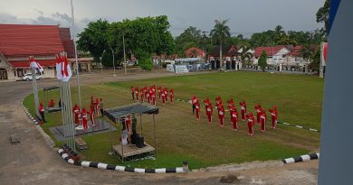 Paskibraka Barito Timur melaksanakan pelatihan di halaman kantor Bupati Barito Timur, di Tamiang Layang, Senin (12/8/2024).
