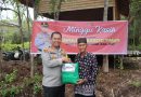 Alt : Kapolres Bartim menyerahkan bingkisan saat minggu Kasih di Danau Dayu, Desa Dayu Kecamatan Karisen Janang. Minggu (12/1/2025).