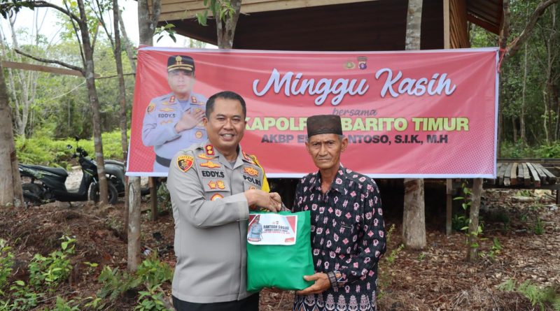 Alt : Kapolres Bartim menyerahkan bingkisan saat minggu Kasih di Danau Dayu, Desa Dayu Kecamatan Karisen Janang. Minggu (12/1/2025).