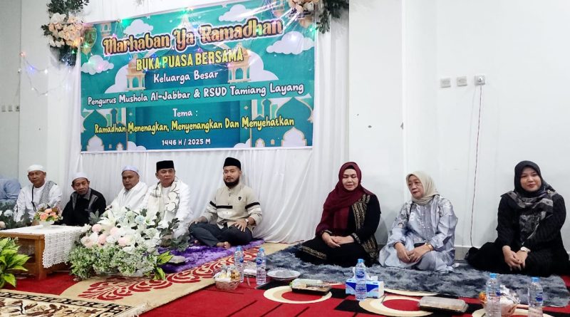 Bupati Bartim M.Yamin dan Ketua tum PKK bartim beserta Wakil Bupati Bartim , hadiri buka bersama di RSUD Tamiang layang