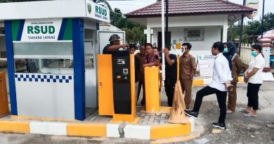 Petugas RSUD Tamiang Layang melakukan uji coba pada plang parkir ,Senin ( 10/2/2025 )