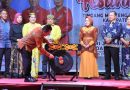 Simbol Pemukulan Gong Sebagai Tanda Resmi Di Buka Festival BudayaTingang Menteng Panunjung Tarung Peringati Hari Jadi Kabupaten Kapuas Ke – 74 Tahun