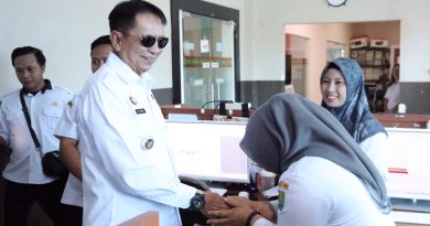 Blusukan Lebaran, Bupati Bartim Hangatkan Silaturahmi di Lingkungan Setda