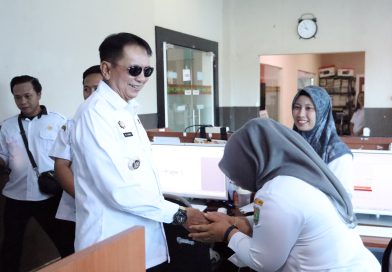 Blusukan Lebaran, Bupati Bartim Hangatkan Silaturahmi di Lingkungan Setda