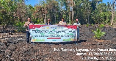 Bersama Warga, Polsek Dusun Timur Tanam Jagung Untuk Dukung Ketahanan Pangan Nasional