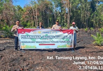 Bersama Warga, Polsek Dusun Timur Tanam Jagung Untuk Dukung Ketahanan Pangan Nasional