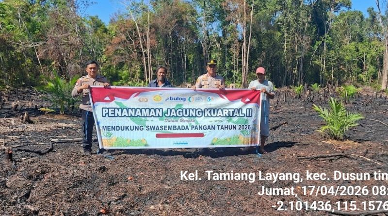 Bersama Warga, Polsek Dusun Timur Tanam Jagung Untuk Dukung Ketahanan Pangan Nasional