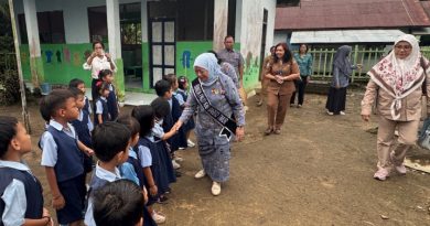 Kunjungi TK Kartini Longkang, Bunda PAUD Bartim Serahkan PMT dan Perlengkapan Belajar