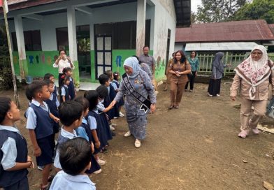 Kunjungi TK Kartini Longkang, Bunda PAUD Bartim Serahkan PMT dan Perlengkapan Belajar