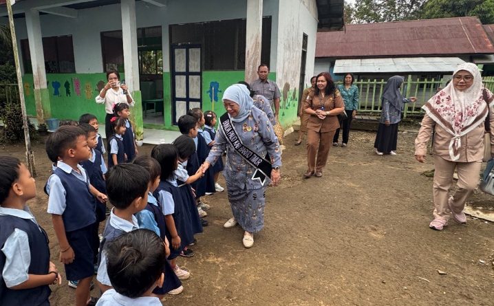Kunjungi TK Kartini Longkang, Bunda PAUD Bartim Serahkan PMT dan Perlengkapan Belajar