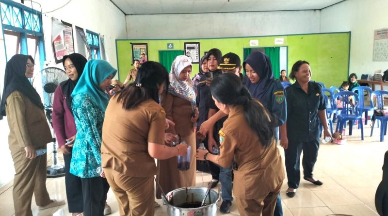 Keterampilan Bernilai Ekonomi dari Dinas Perpustakaan Bartim untuk Warga Desa Tangkum