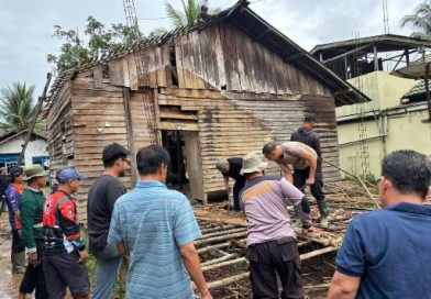 Polres Bartim Gelar Bedah Rumah untuk Warga Ampah Kota Jelang HUT Bhayangkara