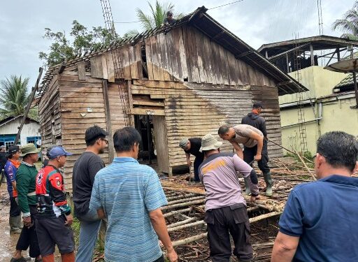 Polres Bartim Gelar Bedah Rumah untuk Warga Ampah Kota Jelang HUT Bhayangkara