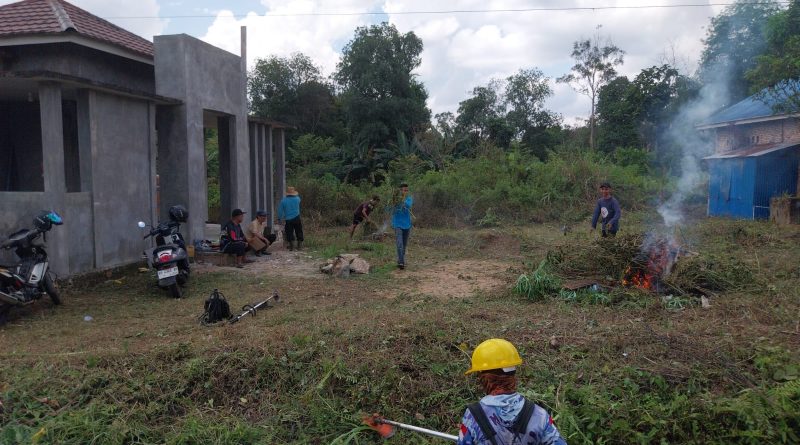 Disiapkan Jadi Pusat Kegiatan Keagamaan dan Sosial, PCNU Barito Timur Gotong Royong Bersihkan Musala AlIkhsan