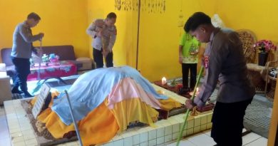 Polsek Dusun Timur Gelar Bakti Sosial dan Bersihkan Makam Putri Mayang dan Salurkan Bansos