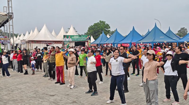 Sekda Bartim Bangkitkan Semangat Warga Lewat Senam dan Jalan Sehat Bersama