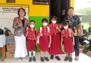 Peduli Kesehatan Pelajar, Reni Sugiarti Bagikan Masker di Tengah Kabut Asap